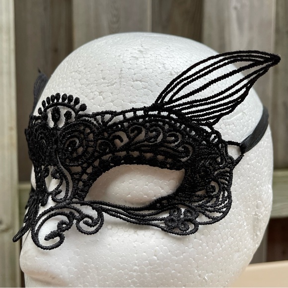 SET Lace Mask with Lace Ears - Picture 4 of 4